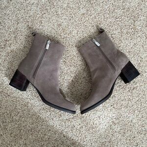 NWOT Blondo Waterproof Suede Taupe Zip Up Boots Size 9